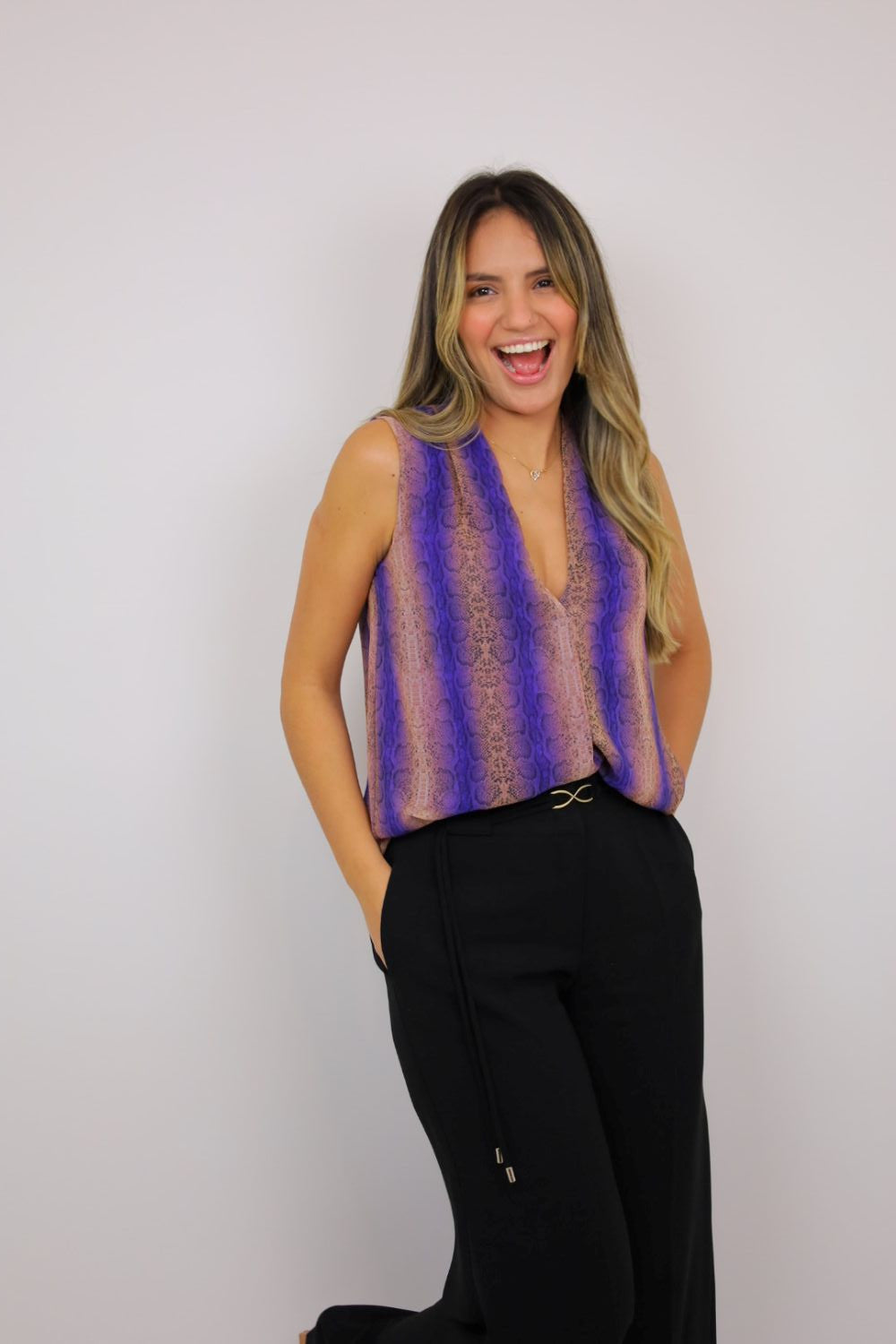CALÇA PANTALONA COM CINTO EM DOURADO